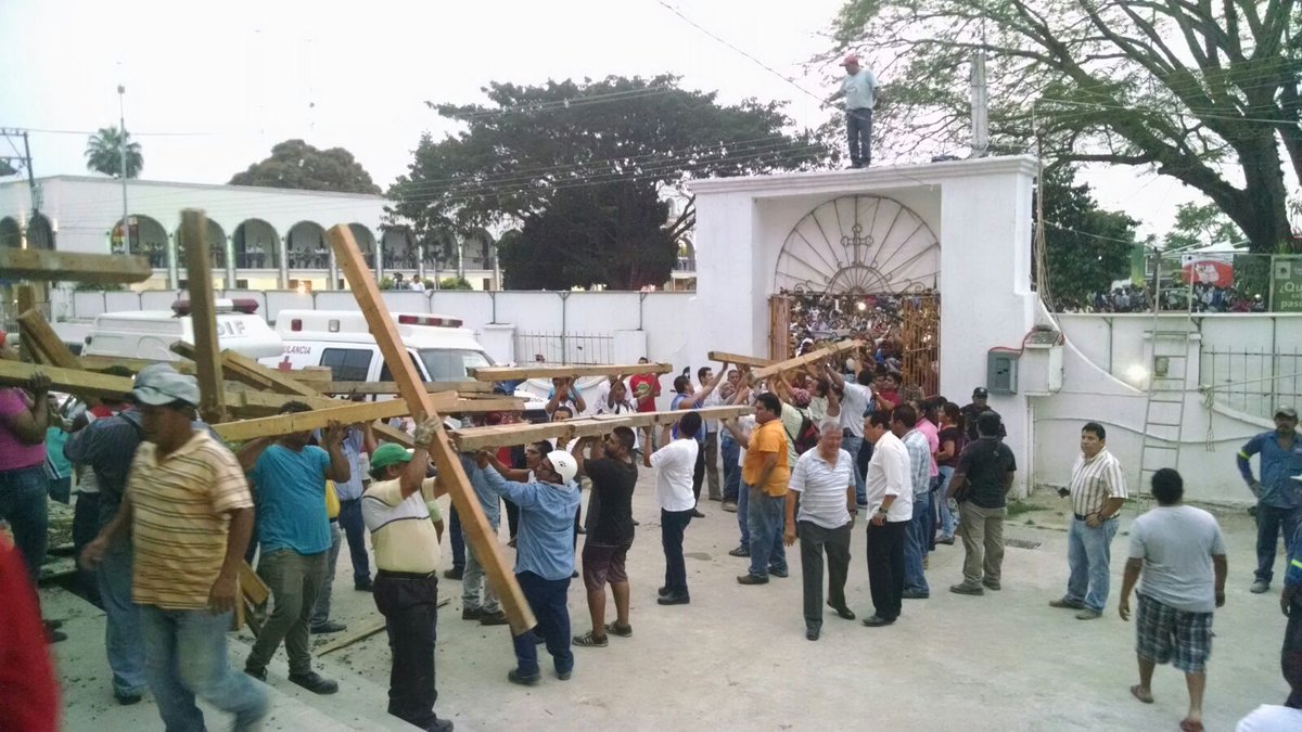 xeunoticias's tweet photo. Al menos 14 personas permanecen bajo los escombros tras derrumbe en iglesia de Tuxtepec https://t.co/l7YZVhLUy9