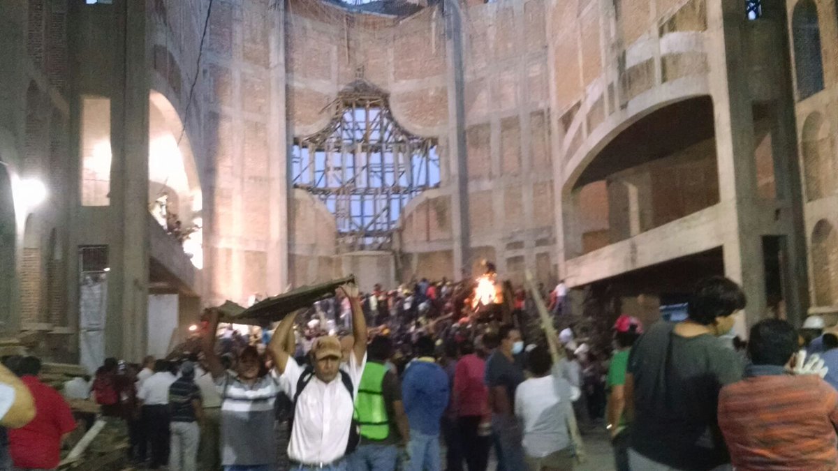 xeunoticias's tweet photo. Al menos 14 personas permanecen bajo los escombros tras derrumbe en iglesia de Tuxtepec https://t.co/l7YZVhLUy9