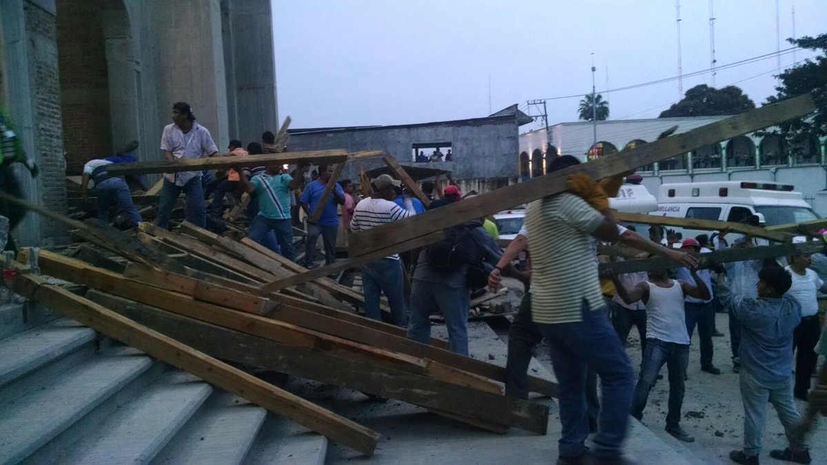 xeunoticias's tweet photo. Al menos 14 personas permanecen bajo los escombros tras derrumbe en iglesia de Tuxtepec https://t.co/l7YZVhLUy9