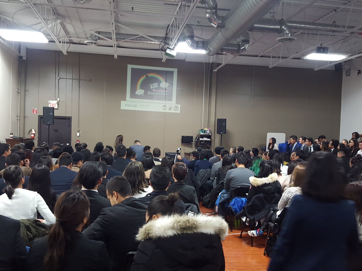 geny_to's tweet photo. First speaker! Full house and some more https://t.co/cnb4Fjx8wZ