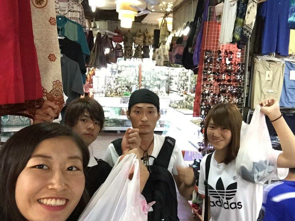graphis_2015's tweet image. 【年間行事紹介:スタディーツアー】8月はカンボジアに行きます!😎ボランティアはもちろん、観光したりカンボジアの歴史を学んだり🖊マーケットで買い物したり👚海に行ったり🐠盛りだくさん‼︎メンバーと過ごす10日間は最高に楽しいです👍🏼💕