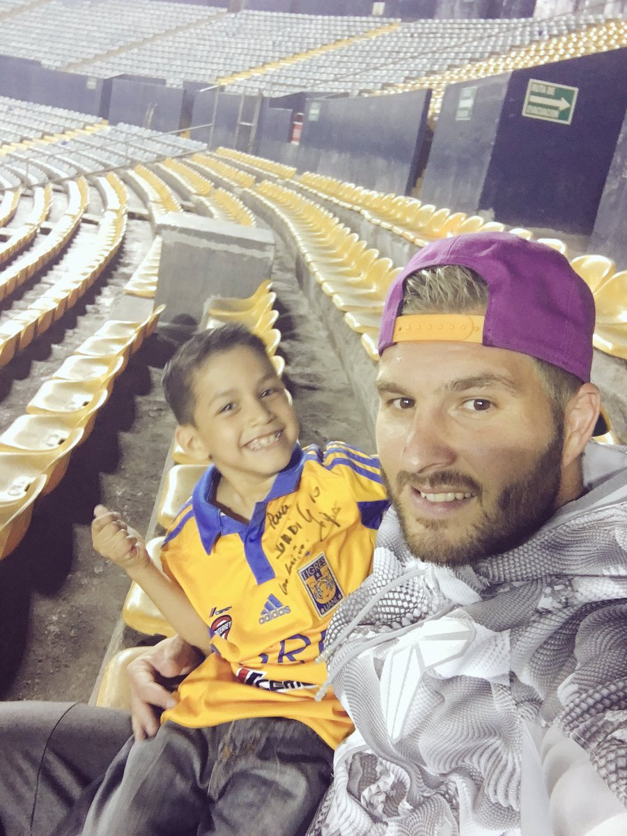 10APG's tweet photo. Con mi carnalito "Jordi Gignac" , mucha fuerza para tu lucha diaria 🙏🏻🙏🏻 💪🏻💪🏻 Momento genial , Gracias a todos 🐯🐯 https://t.co/M2V0kOwfMW
