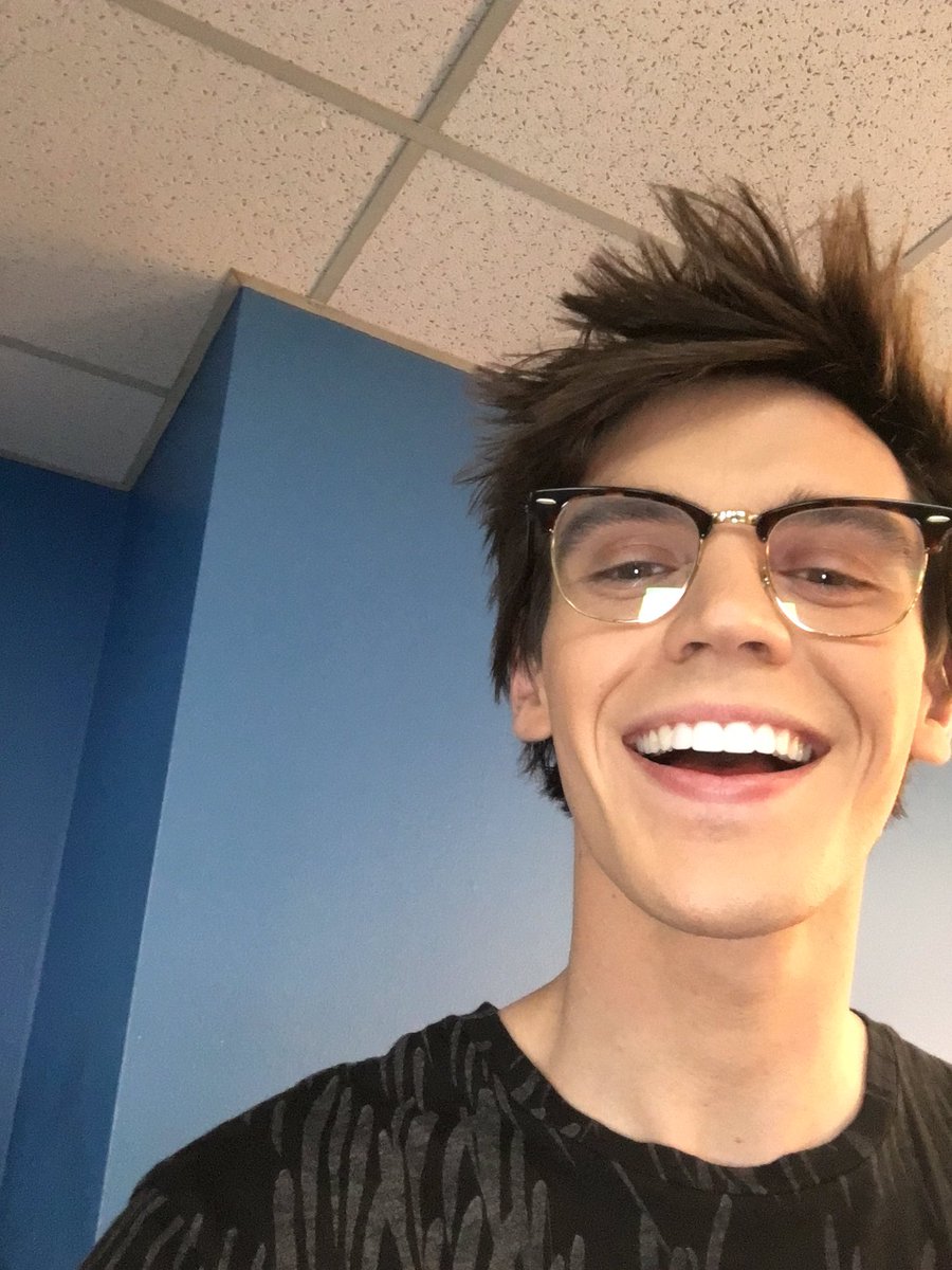 RETWEET to show your love for <a href="/mackenziebourg/">MacKenzie Bourg</a> and don't forget to VOTE! #IdolTop8