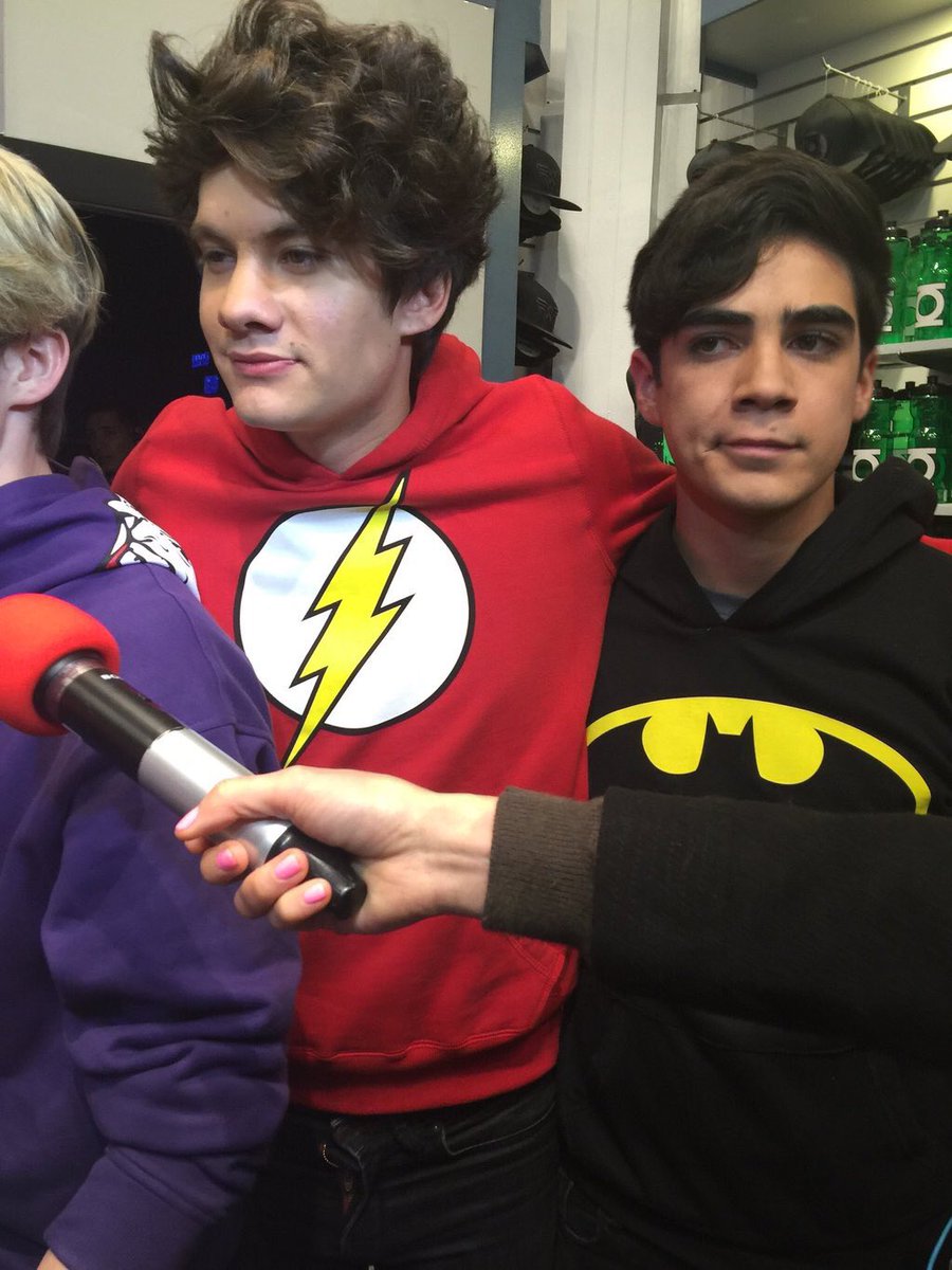 CodersPower's tweet photo. Los chicos hoy en el estreno... Con Paola jaja https://t.co/q5YRcifqqO