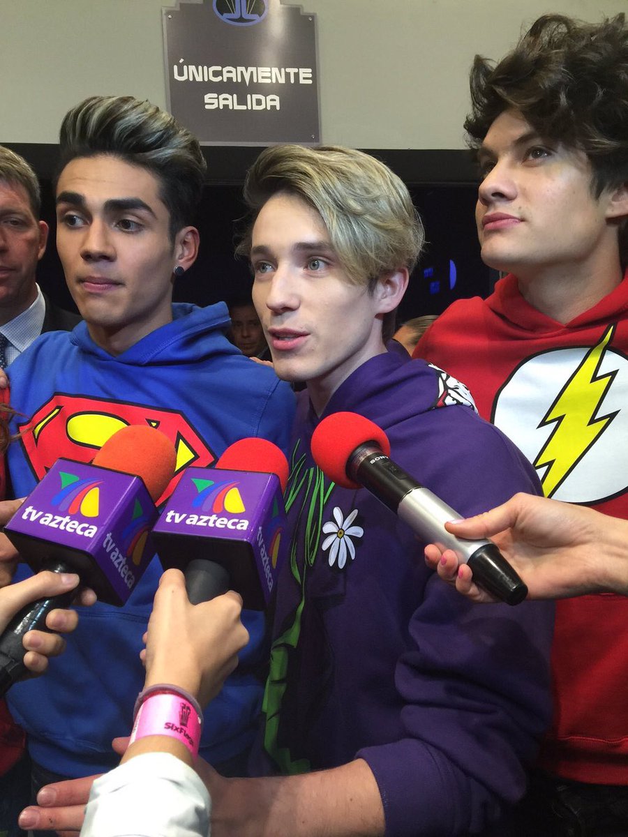 CodersPower's tweet photo. Los chicos hoy en el estreno... Con Paola jaja https://t.co/q5YRcifqqO