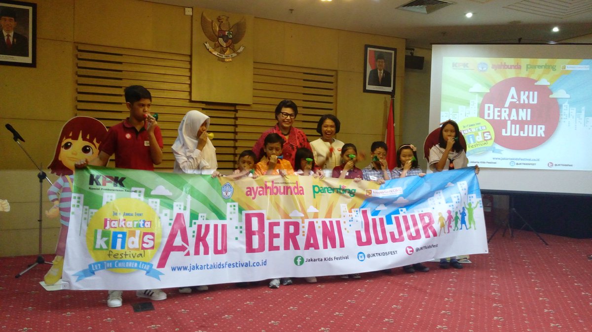 10 pemenang tulisan "AKU BERANI JUJUR" foto bersama Pimpinan KPK dan CCO Ayahbunda-Parenting #JKF2016 #JKFkeKPK