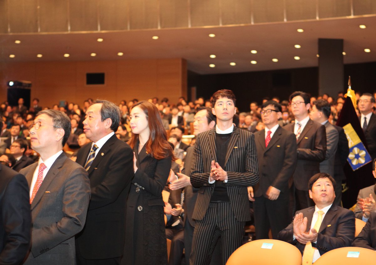 어제 열린 제50회 #납세자의날 기념식에서 #서울본부세관 이 차질없는 국가재정 수입 확보에 기여한 공로로 #대통령표창 을 받았습니다.
ecustoms.tistory.com/4012(#최지우 #조인성 깜짝등장)