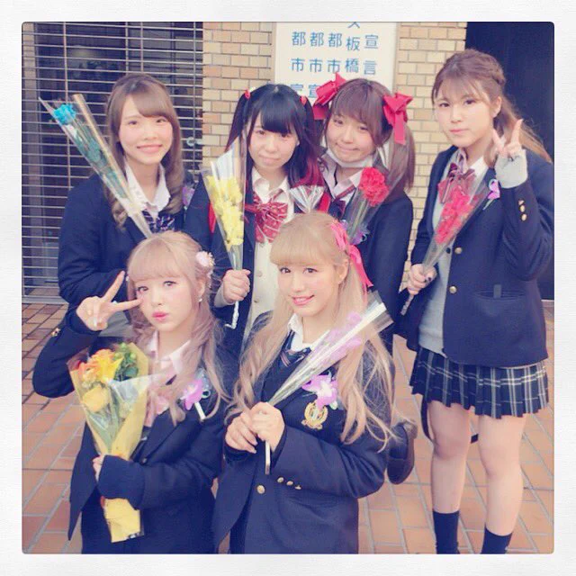 藤田ニコルの卒業式の写真..こう見るとずば抜けて美人だな..ww