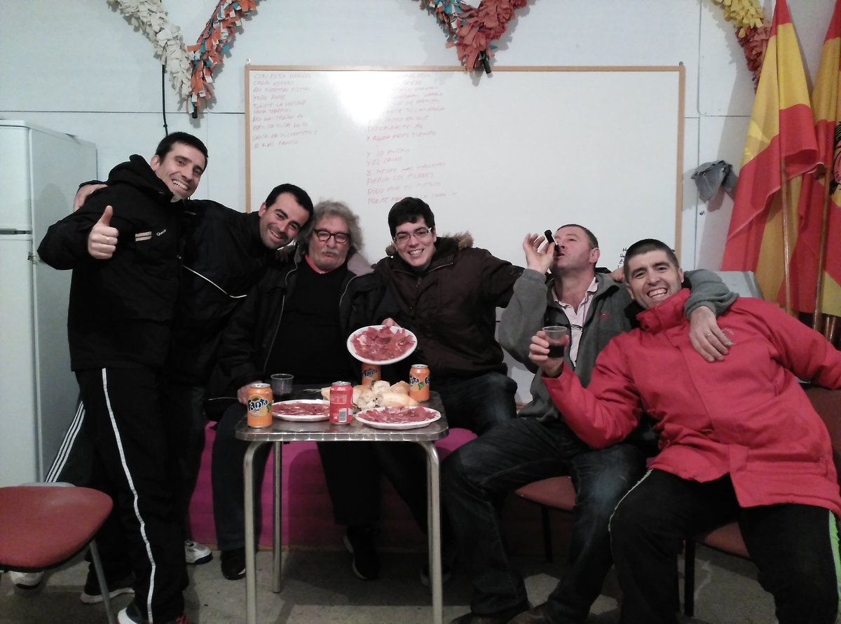 galipoteros's tweet photo. Siempre hubo clases... Jijiji jamoncito rico https://t.co/IYxH9fyIca