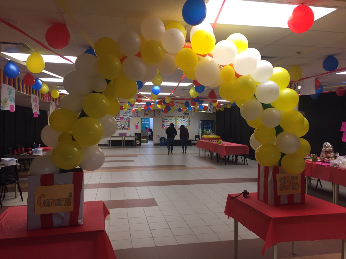 Carnaval ECC.  Bravo aux Conseil des élèves, beau décor et belle journée en perspective!