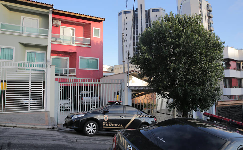 folha's tweet photo. Nova fase da Lava Jato foca em pessoas diretamente ligadas a Lula https://t.co/vSEVtxqMNA https://t.co/xAQv1rvnGi