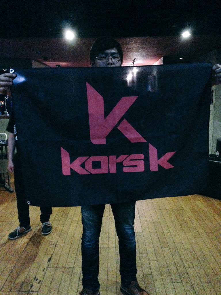 S2TBrec's tweet photo. kors kフラッグのサイズですが70cm×100cmになります！用途としては飾る、掲げる、羽織る、かぶるなど、振るのは他の人の迷惑にならないように気をつけてお使い下さい！ https://t.co/DIUYxw2146