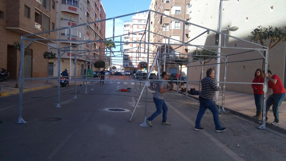 ACFallaxuquer's tweet image. El nostre refugi fins al 19 de març ja va prenent forma! #acfallaxuquer #carpa #avorariudecullera