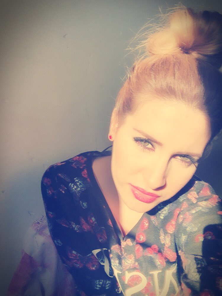 Kenza_Morsli's tweet photo. #جمعة_مباركة 
BAMA2016PlatinumEdition_KenzaMorsli #BigAppleMusicAwardsBestSocialMediaStar2016_KenzaMorsli https://t.co/Av6Uo2RinS