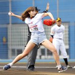 野球の始球式で、すごいフォームのアイドルがいた件..w