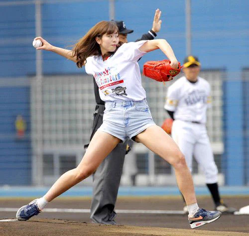 野球の始球式で、すごいフォームのアイドルがいた件..ww