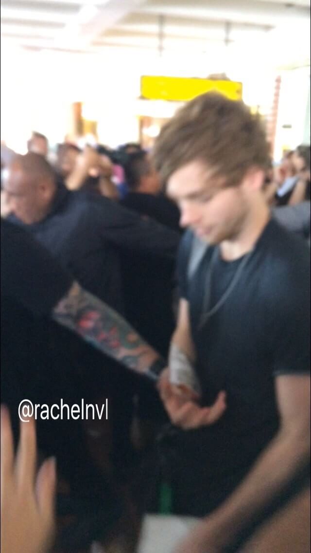 5SOSINDOFAM_'s tweet photo. Luke megang indomie😂 #SLFLJakarta  | @favstages https://t.co/EHIT0HGYNs"