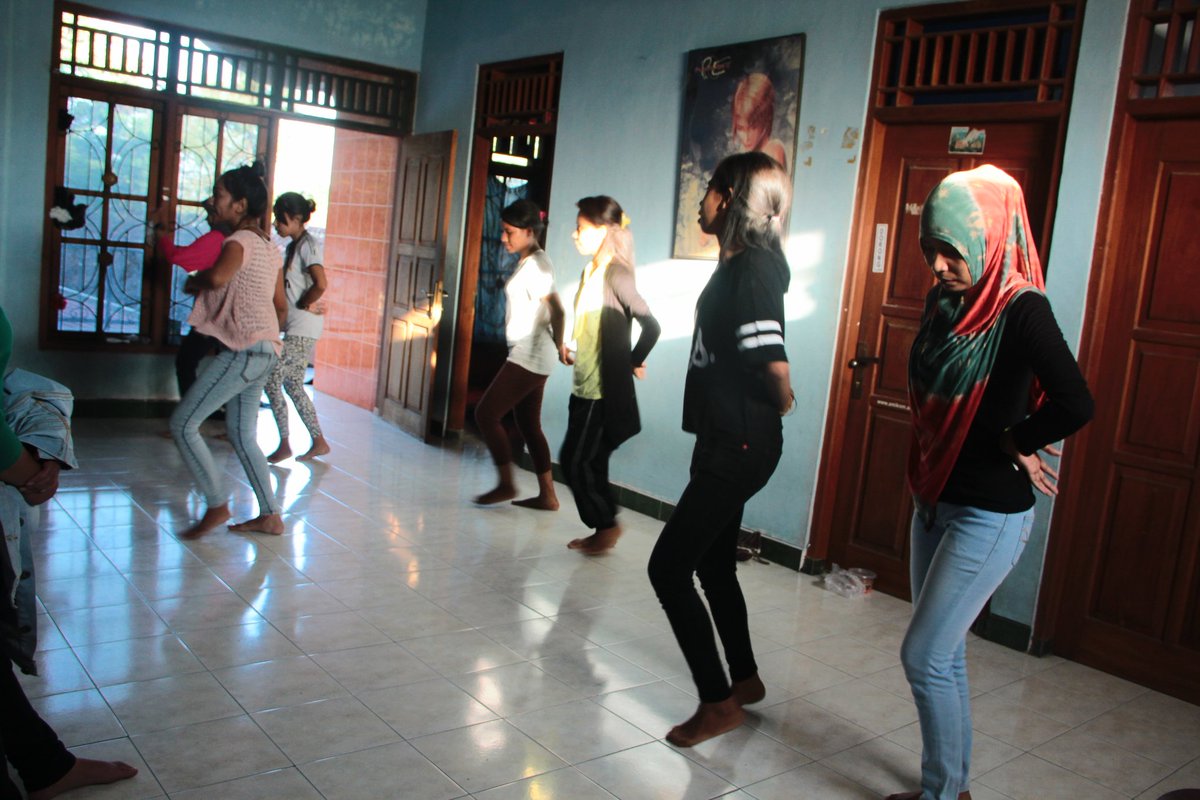 Ngintip latihannya sanggar tari Hipma !!! Nama tariannya tominuku,yg artinya persatuan