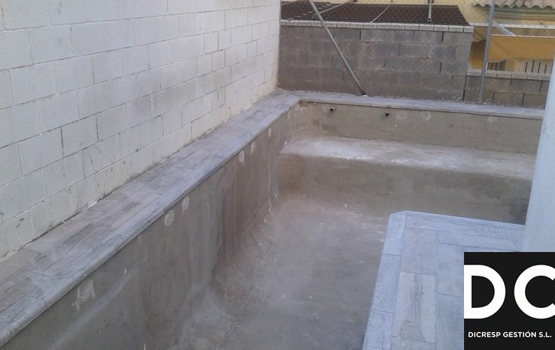 DicrespGestion's tweet photo. Hormigonado gutinado de piscina en vivienda de #Sevilla. @DicrespGestion #reformas #contructora #arquitectura https://t.co/bfoFW31NQP