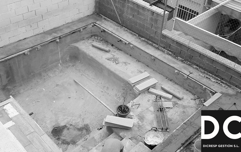 DicrespGestion's tweet photo. Hormigonado gutinado de piscina en vivienda de #Sevilla. @DicrespGestion #reformas #contructora #arquitectura https://t.co/bfoFW31NQP