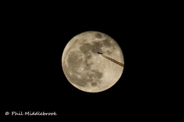gazettenewsdesk's tweet photo. Moon photo is out-of-this world
https://t.co/Gs1mfoTe35 https://t.co/DWmzQ6t1SO