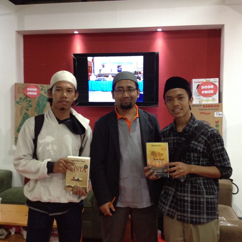 syafik2000's tweet photo. @h_elshirazy jg akan booksigning di Stan @bukurepublika @republikaonline Sabtu, 5/3, di acara @IslamicBookFair https://t.co/1UIsRPs7rX