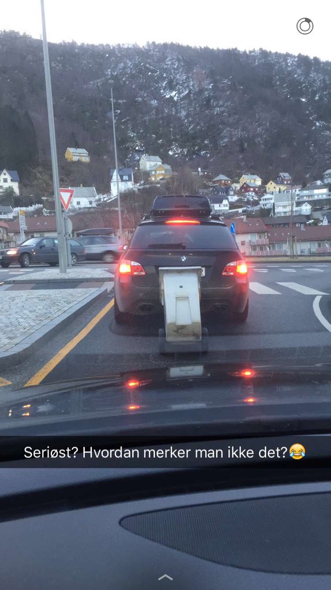 KennethAadland's tweet photo. Ikke alle morgener er like lette. For barnene i baksetet ble det også en lang fredag på parkeringen på pappas jobb https://t.co/H3PcYTmRWW