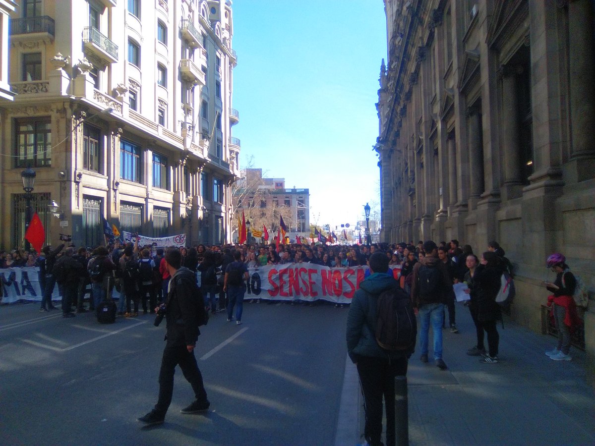 rickaos17's tweet photo. Miles de estudiantes se manifiestan en España contra la LOMCE y el #3mas2 #NoLOMCE #No3mas2 https://t.co/j3OSlxRspd https://t.co/W2LwsIR1KN