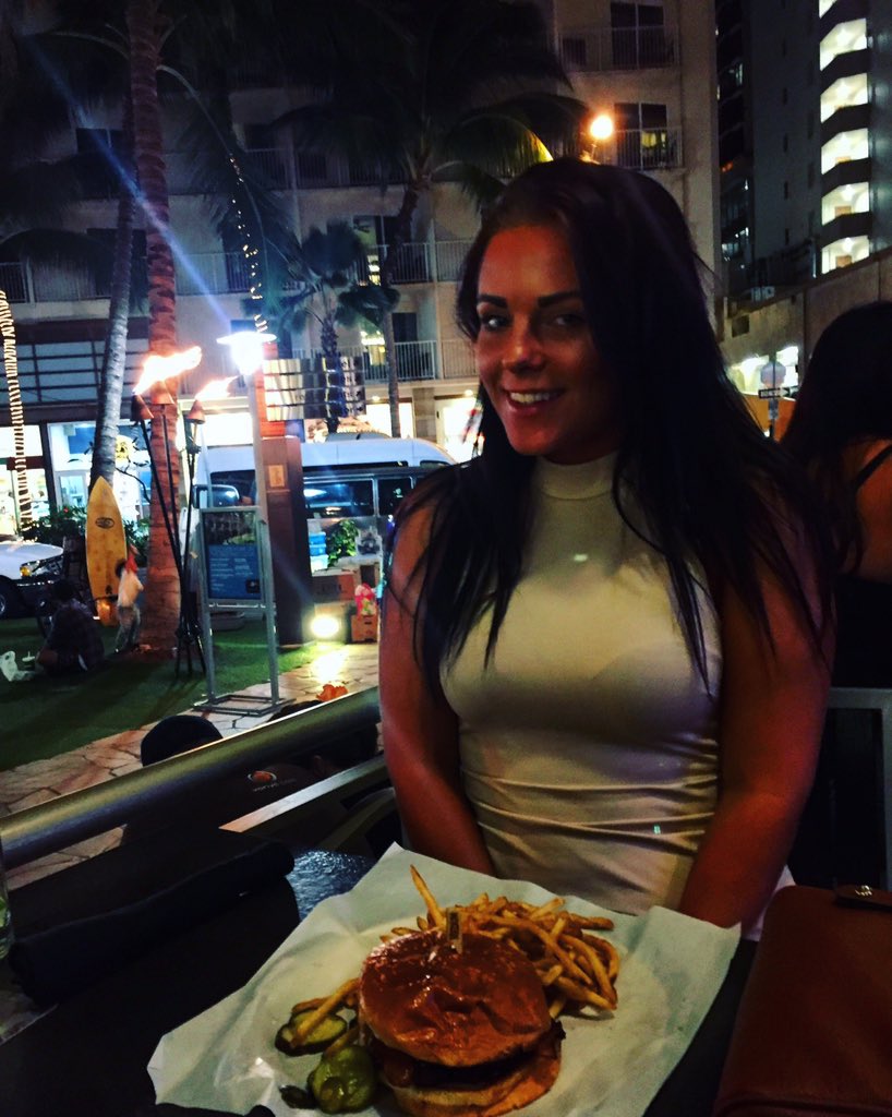 Engstrom94's tweet photo. Utekäk kvällen till ära🍺🍴#honolulu https://t.co/EaqarILHV2