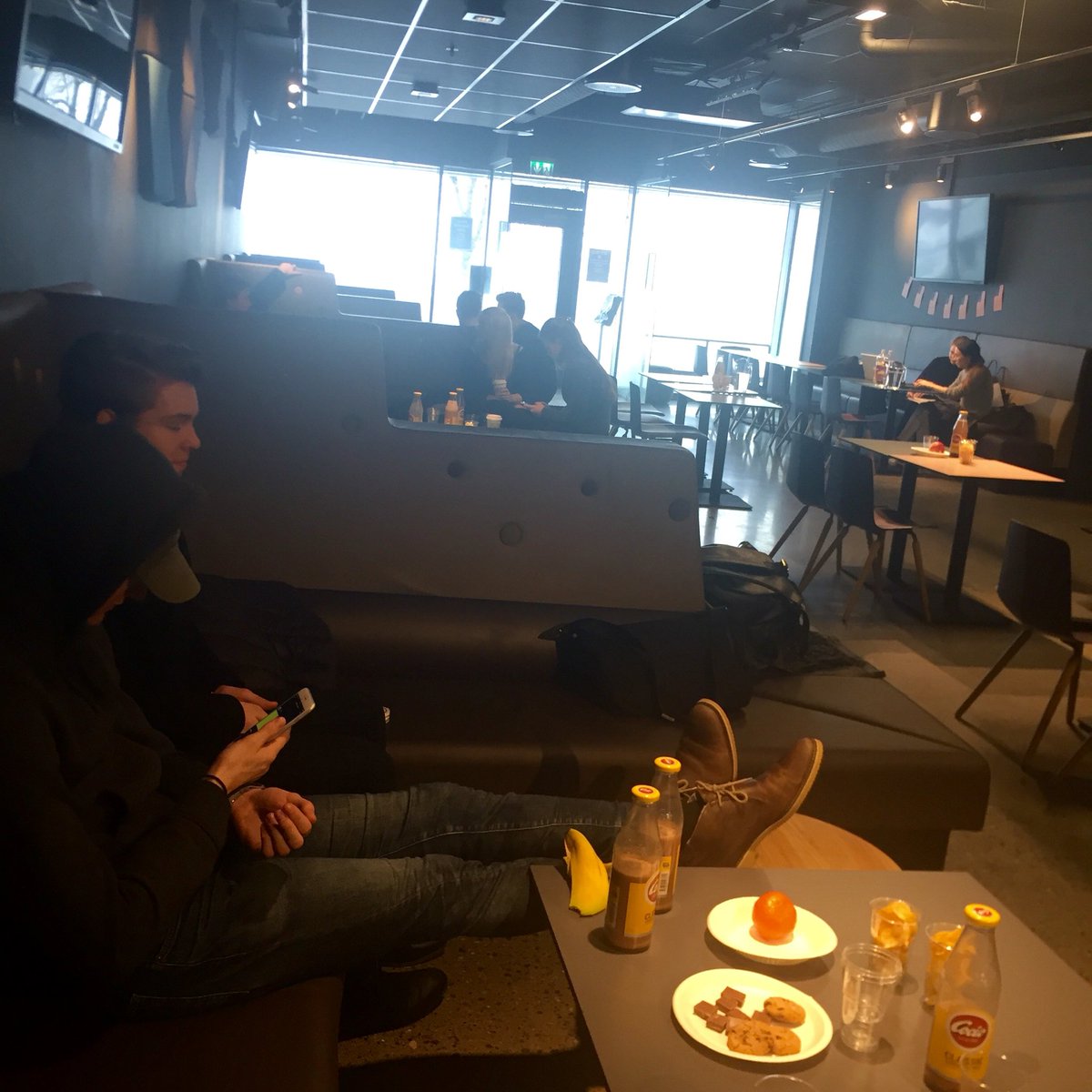PR_Pernille's tweet photo. Spente studenter venter mens juryen bedømmer hovedcaset #kommcase @KommCase https://t.co/WaC2W9oYYN