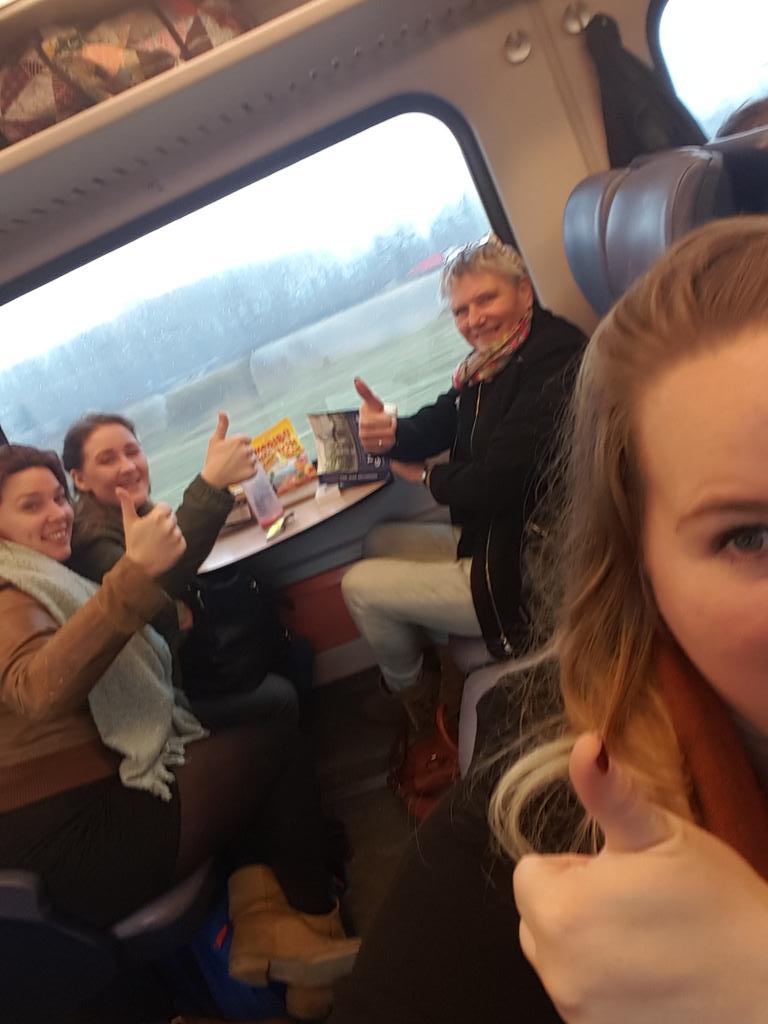 Loooesje's tweet photo. Lieve dames van de @NS_online! Heel erg bedankt voor de hulp richting een perfecte 4zitsplek #conductrices #omroepen https://t.co/PQWAPfzgU7