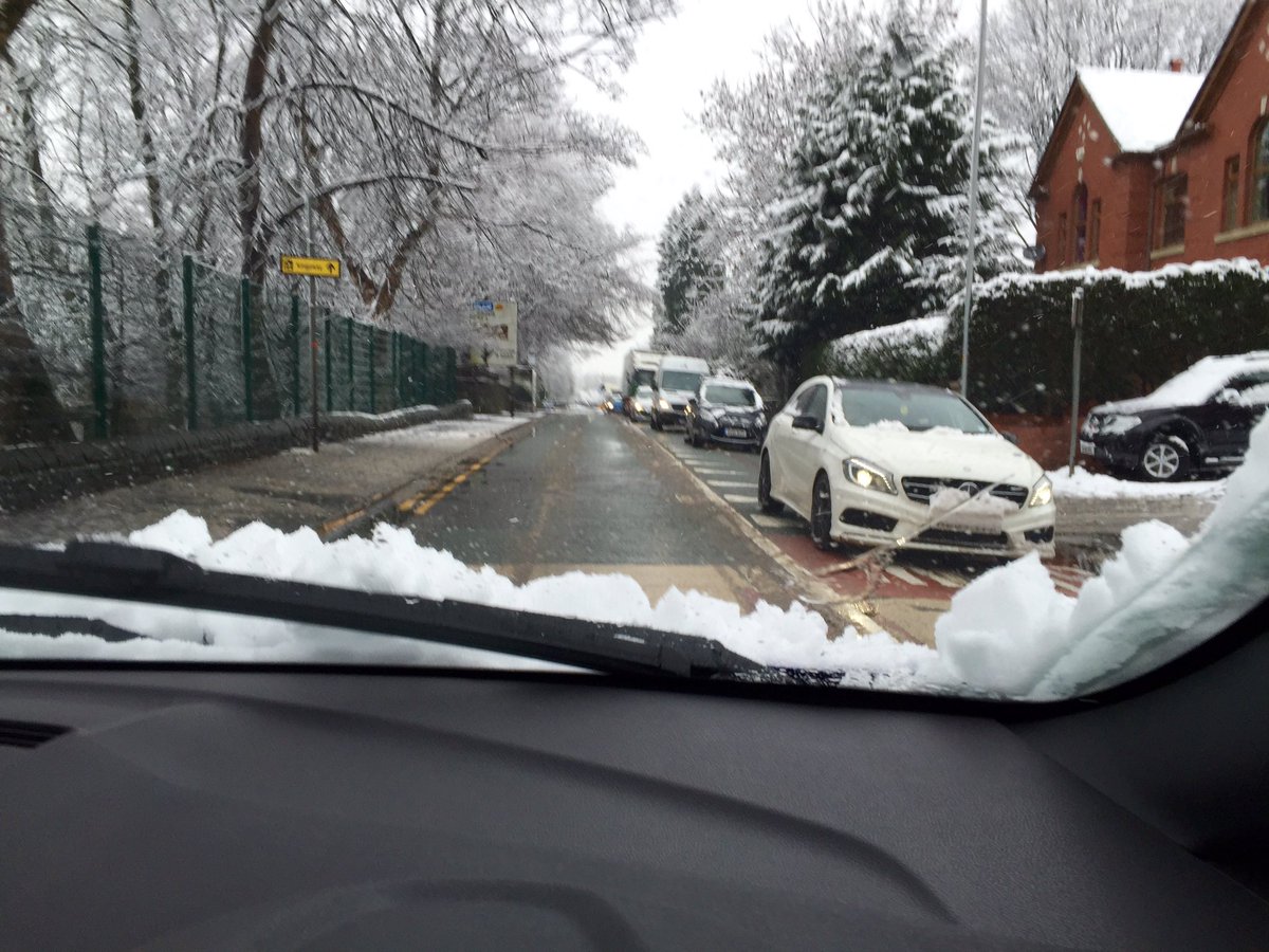 luke_settle's tweet photo. Great job gritting the roads this morning @RochdaleCouncil - no issues at all! (Big queues to Oldham though...) https://t.co/Ti79zNfGtp