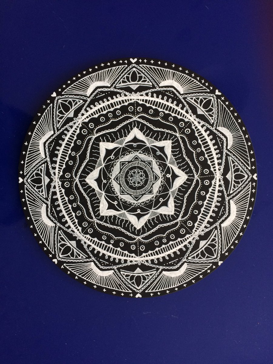 CharleysChalk's tweet image. Chalk mandala completed 🙏☺️ #mandala #workasplay #chalk #bw #happyhippy #meditation #poscapens #blackboard #circle