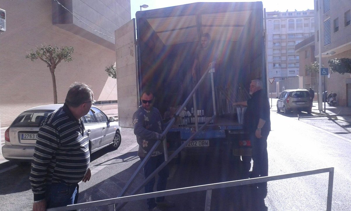 ACFallaxuquer's tweet image. Mireu quins homes més treballadors tenim a la #acfallaxuquer !! #carpa #ambientfaller