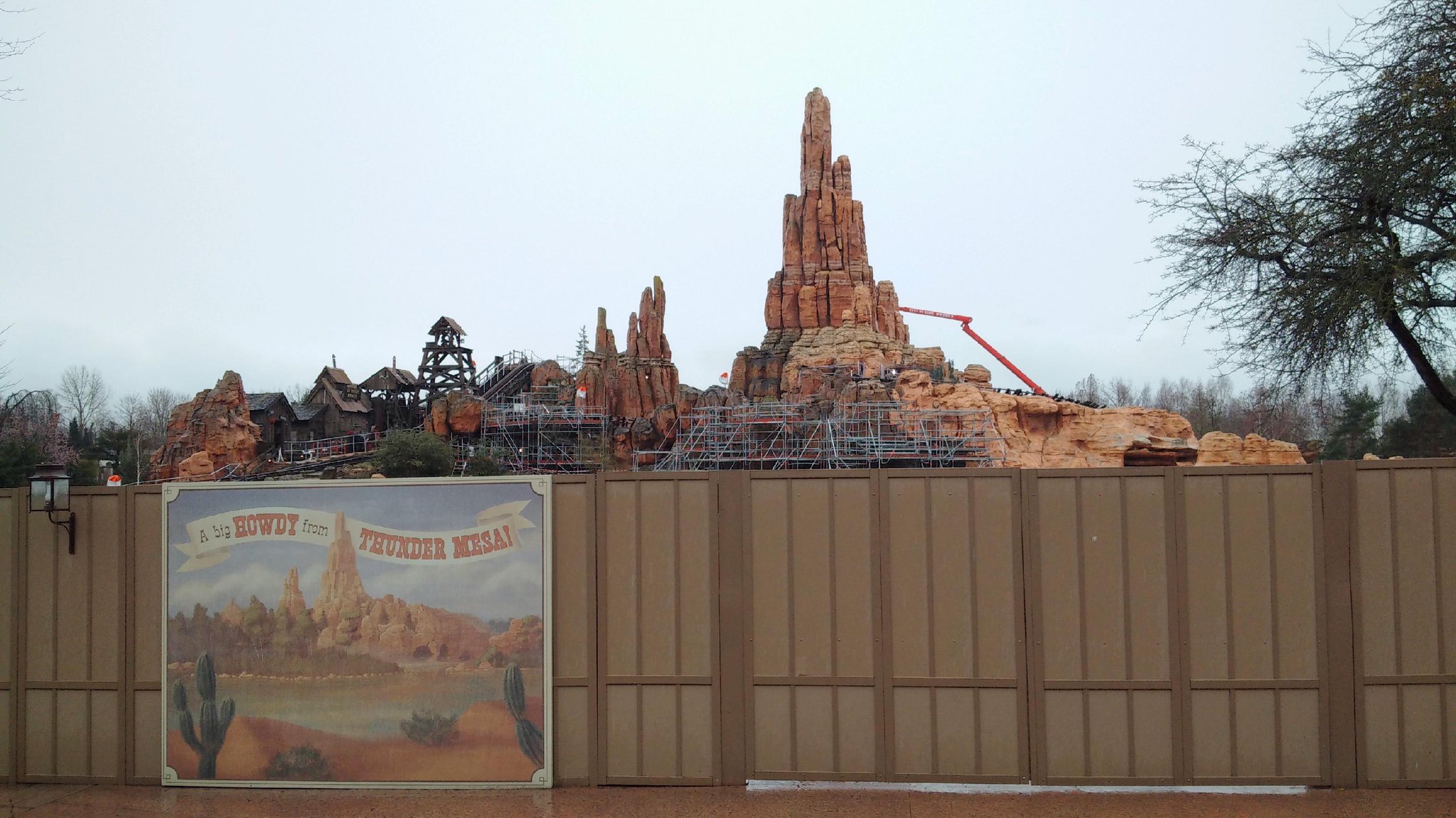 Big Thunder Mountain - Réhabilitation [Frontierland - 2015-2016] - Page 21 CcshsAEWAAAPJVs