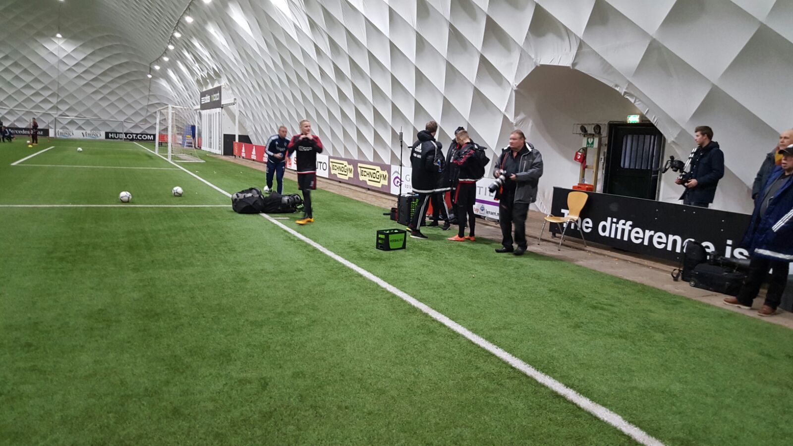 noodsituatie vluchtelingen tv station Twitter 上的 AFC Ajax："#Ajax in het adidas miCoach Performance Centre bezig  aan de voorlaatste training voor het duel met Willem II. 👍  https://t.co/OyMYA6Q4VE" / Twitter