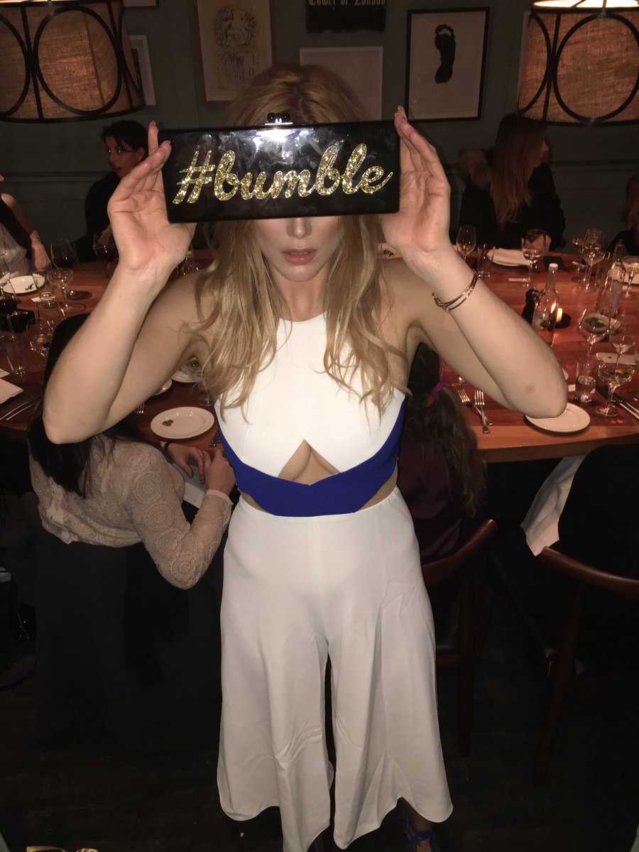 ashleyljames's tweet photo. Last night I took a thousand pics of the same thing because WHY ARE MY HANDS BIGGER THAN MY HEAD 😭 #comeinhandy https://t.co/GHyO1DGcIg