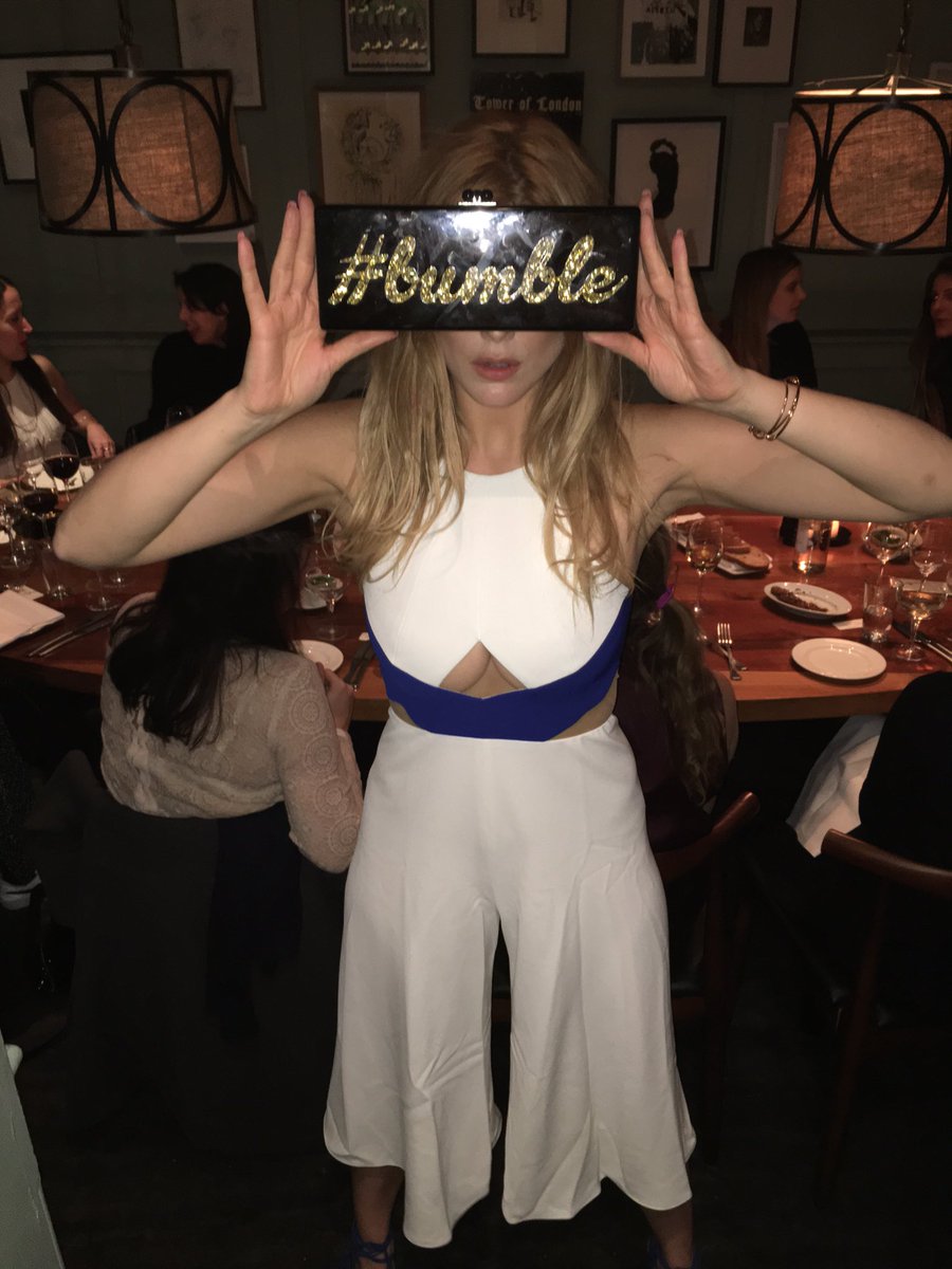 ashleyljames's tweet photo. Last night I took a thousand pics of the same thing because WHY ARE MY HANDS BIGGER THAN MY HEAD 😭 #comeinhandy https://t.co/GHyO1DGcIg