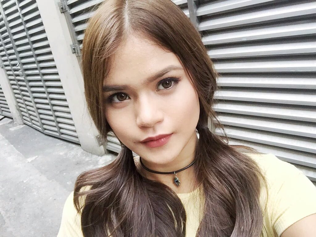 binizone8's tweet photo. @MARSTELLARACAL-My grunge look for today!😊I did my hair and make-up and styled myself today😁
#ShowtimeFirstFridate https://t.co/j19sd3Qeqm