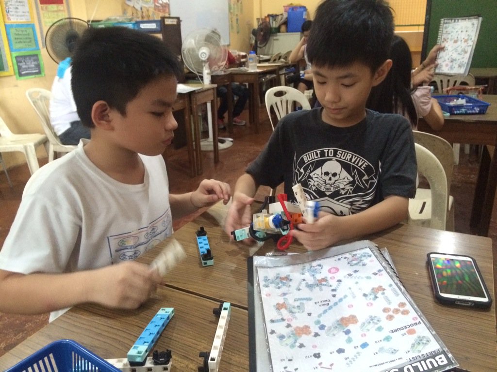 BUILDprojectMNL's tweet image. Grade 2/3 students building their own Mono Quadroped. #RoboticsPH