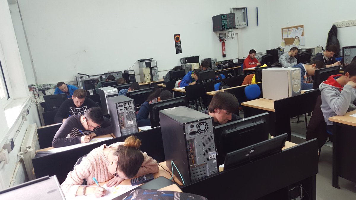 kalerolinex's tweet photo. Futuros administradores red,su primer gran reto #Cisco #vlsm #ospf #stp #vlan en @IESCastelar #asir1 @FpExtremadura https://t.co/8JYFxNocU7