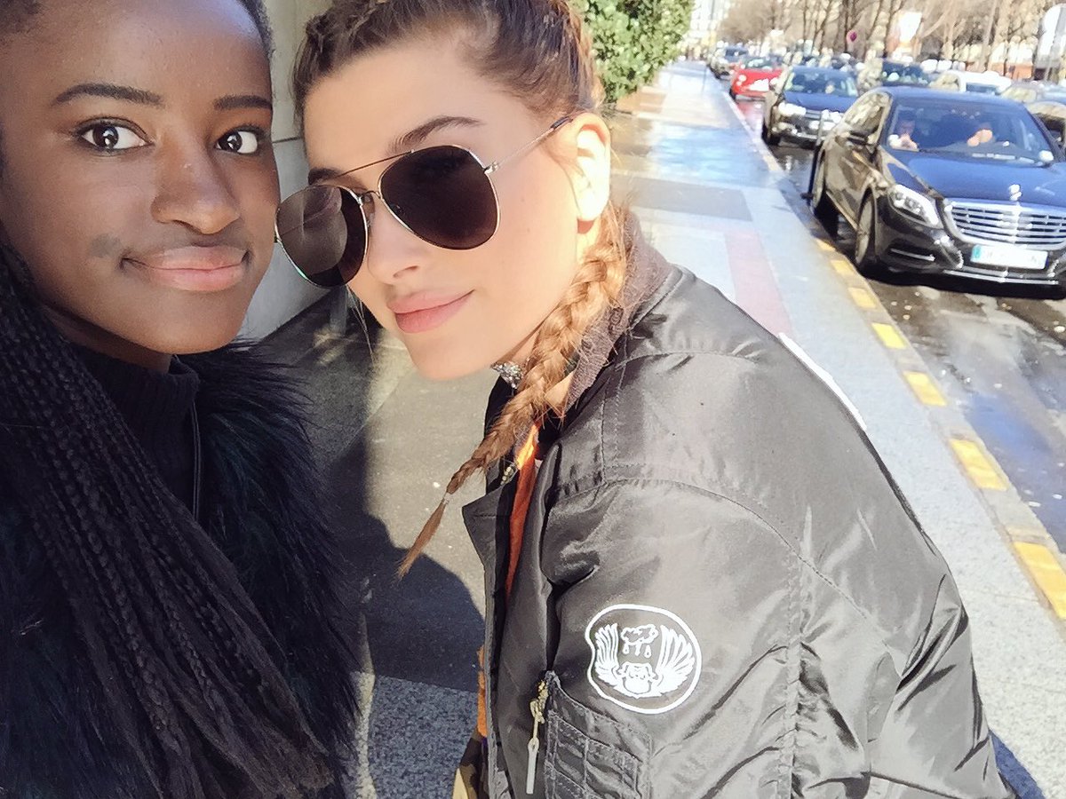 allisoonlopes's tweet photo. I JUST MET HAILEY 👸🏼😽💛 https://t.co/4L3dzzyZ2R