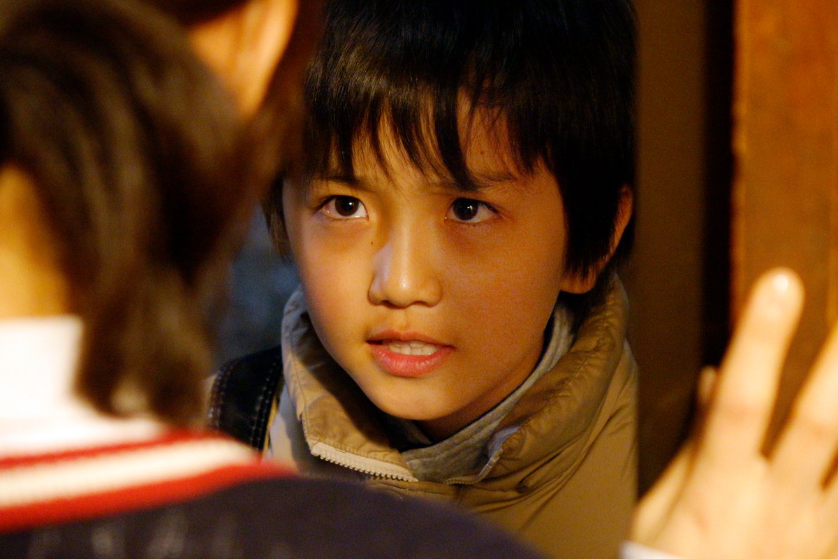 映画 僕だけがいない街 公式 ふいに悟の脳裏に19年前の光景が思い出されていた 楽しげに野球をしているクラスメートを少し離れた場所から見ている小学生の悟 みんなと野球やらんの とやさしく声をかけてくれたのは 白鳥潤という名のお兄さんだっ