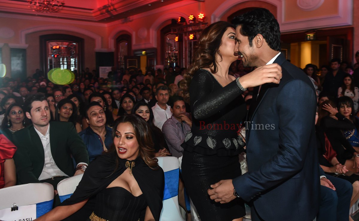 BombayTimes on Twitter: ".@thesushmitasen & @RandeepHooda hug & makeup
