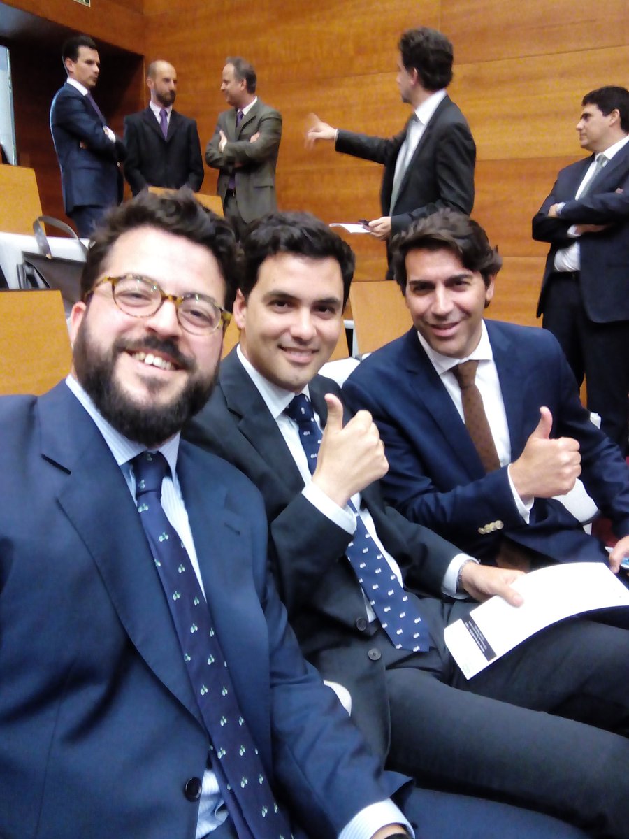 dr_planetoide's tweet photo. @sensorLIFE  listos para la última presentación en el #emba2015 de la @eoi después a volar! #startup https://t.co/rX2Pg0LBqY