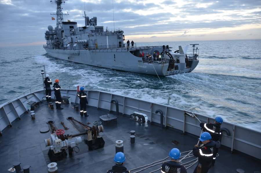 MarineNationale's tweet photo. Ces marins qui protègent les approches maritimes ! #EnPermanence
https://t.co/2bCHdHTFbA https://t.co/UWiqTO0cQG