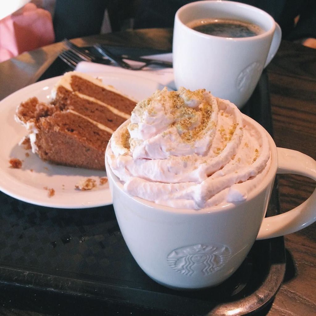 hidden_brighton's tweet photo. Carrot cake 🍰 &amp; pistachio rose mocha 😚💓 #starbucks by lillyy22 #brighton https://t.co/0g6xHGxFPB