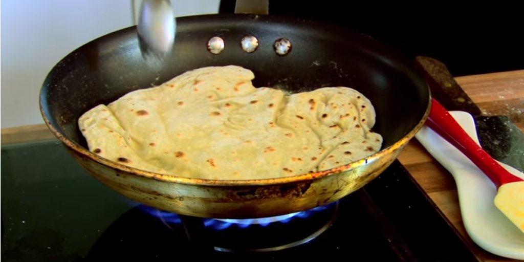 Mix it, roll it, fry it! Learn how to make your own #Chapatis > buff.ly/1oLIM9S #StudentRecipe #students