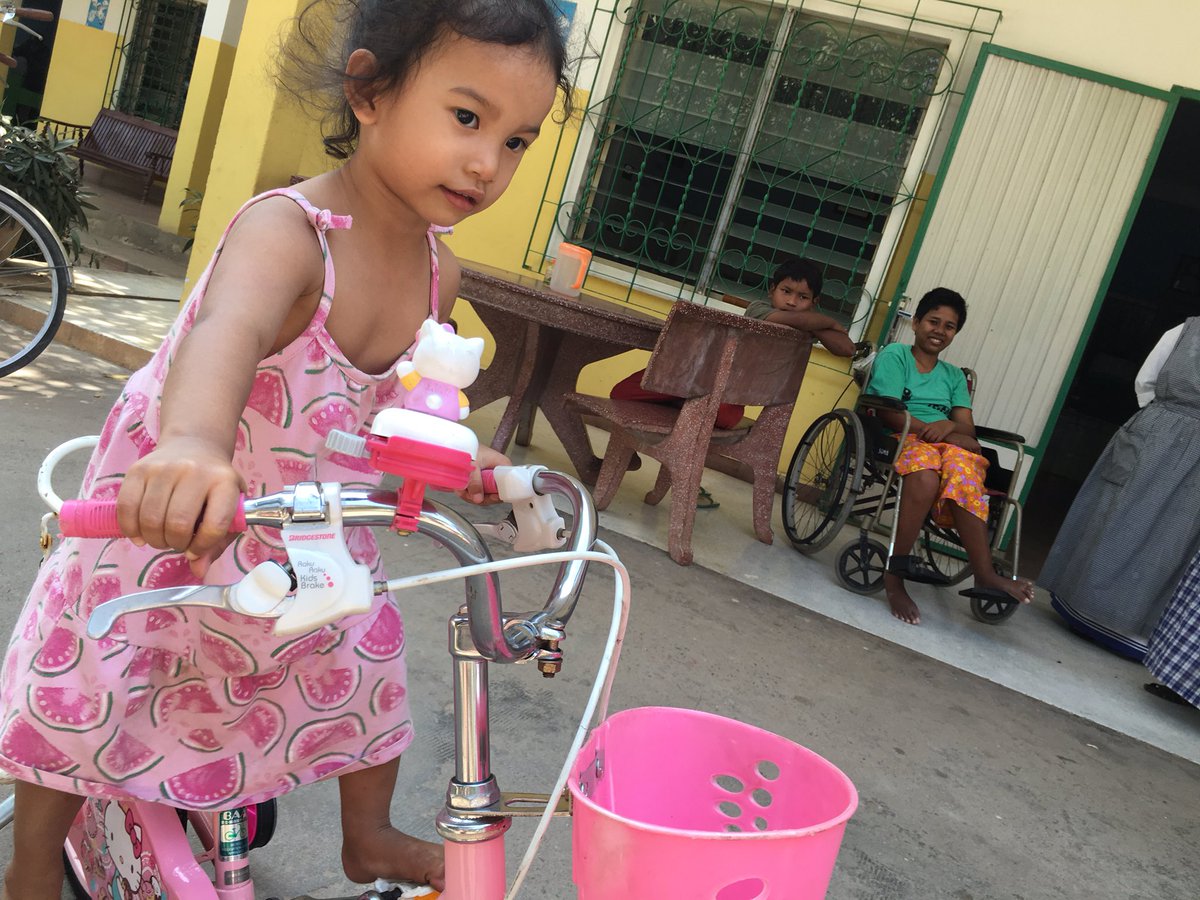 ngo_graphis's tweet image. 今日はメンバーでマザーテレサセンターという施設にお邪魔しました😇
写真は約４年前にGRAPHIS診療所で治療を受けたサーヤさんとその子どものスレイピックちゃんです💕
診療所を建てたOB達からのプレゼントの自転車をお届けしてきました🌟