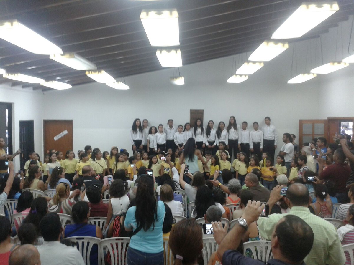 Buen día, recordamos la magnífica muestra que hicieron los Niños Cantores y Coro Aldemaro Romero #ElSistemaCumple41